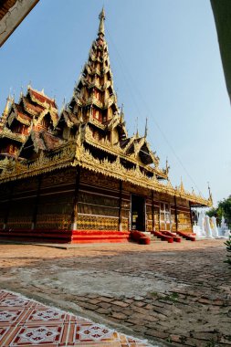 Antik tapınak görünümünü karmaşık gözlemleyerek