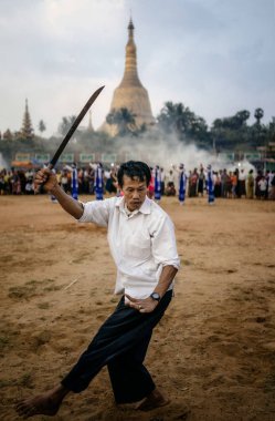 Adam kılıçla dans