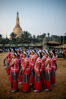 Kadınlar geleneksel tatil giyim