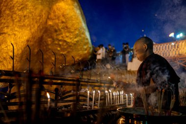 Küçük keşiş aydınlatma mum