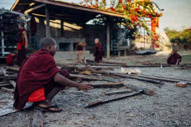 Budist rahipler bir şey inşa