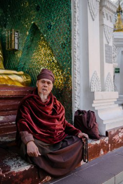 Adam heykeli oturan boncuklar ile