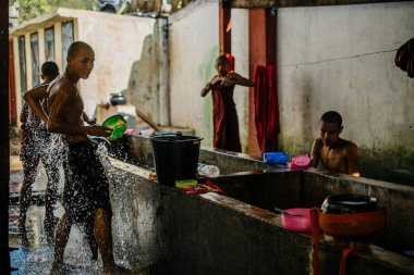 Budist rahipler Duş odasında yıkama