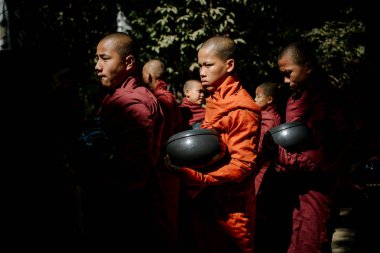 Yalınayak Budist rahipler geçit üzerinde