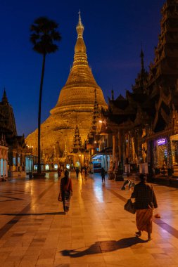 Tapınak courtyard adlı yürüyüş insanlar