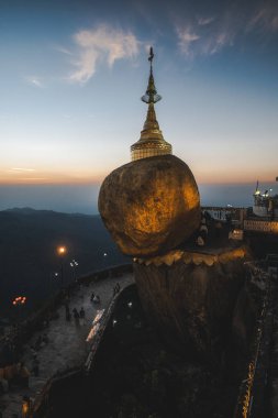 Altın Rock duran insanlar