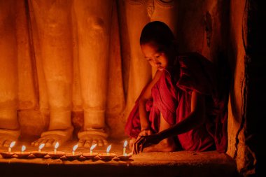 Küçük keşiş aydınlatma mum