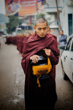 Yalınayak Budist rahipler geçit üzerinde