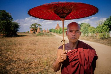 Şemsiye ile ayakta Budist rahip