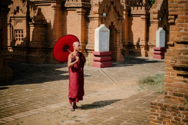 Şemsiye ile yürüyen Budist rahip