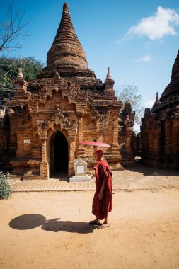 Şemsiye ile yürüyen Budist rahip