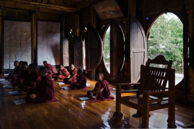 Oturma ve eğitim Budist rahipler