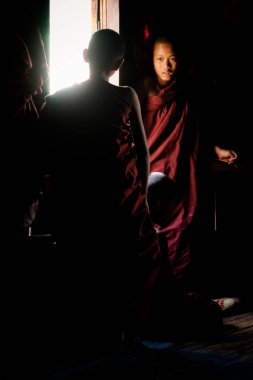 Küçük keşiş darklight odada konuşuyor