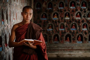Açık kitap ile ayakta Budist rahip