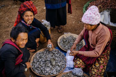 Sigara ve küçük balık satan kadın