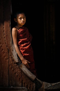 Monk ayakta açık kapılar yuvarlak