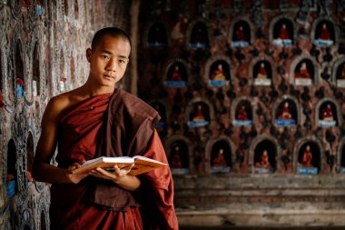 Açık kitap ile ayakta Budist rahip