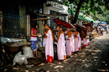Geçit üzerinde yürüyen kadın Budist rahipler
