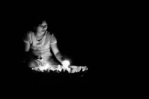 Mujer encendiendo fuego en cuenco de metal —  Fotos de Stock