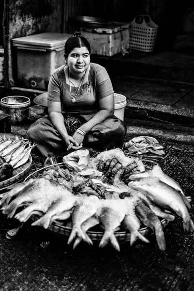 Woman selling fish at street market — Stock Photo, Image