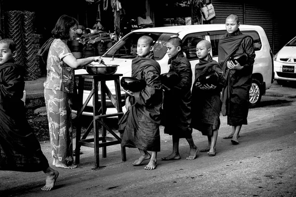 Boso mnichów buddyjskich na procesji — Zdjęcie stockowe