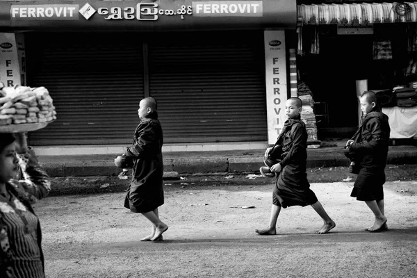 Des moines bouddhistes pieds nus en procession — Photo