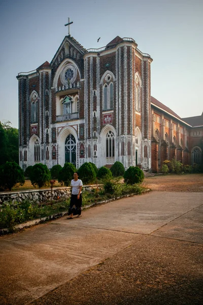 Hıristiyan Kilisesi görünümünü gözlemleyerek