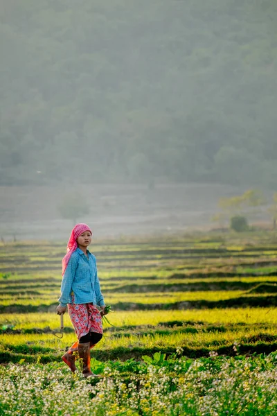 Mujer caminando y trabajando en el campo — Foto de Stock