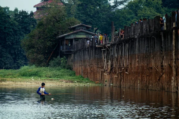 Nehirde ayakta ve balıkçılık adam — Stok fotoğraf