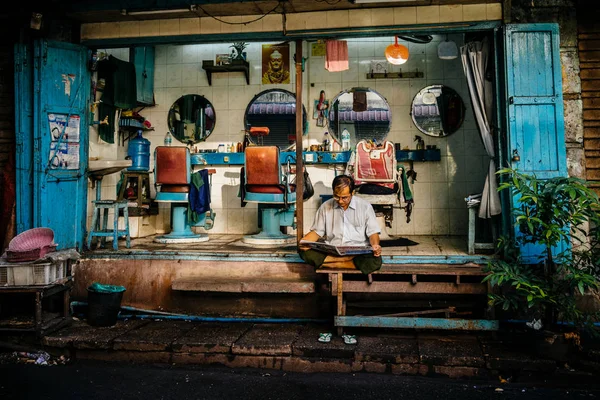 Barber reading newspaper — Stock Photo, Image