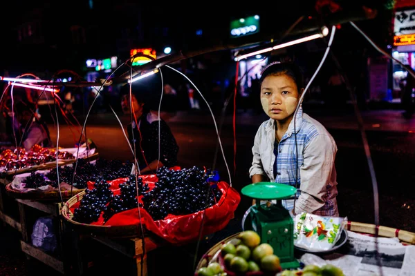 Woman selling fruits at street market — Stock Photo, Image