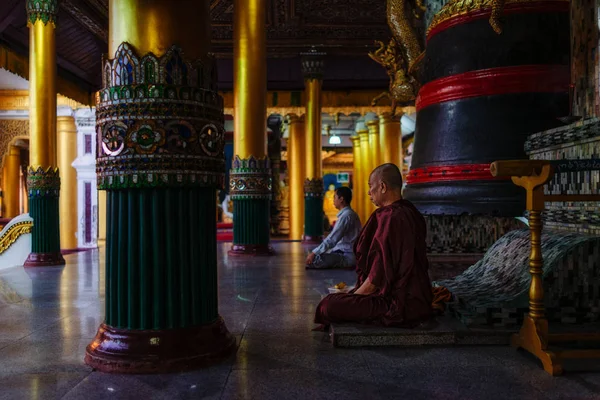 불교 승려 앉아서 기도 — 스톡 사진