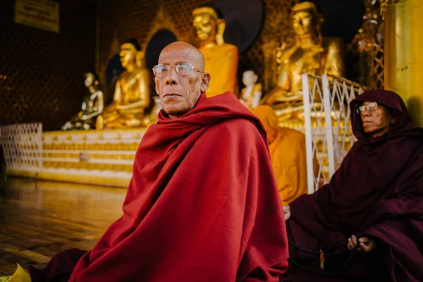 Boeddhistische monniken zitten en bidden — Stockfoto
