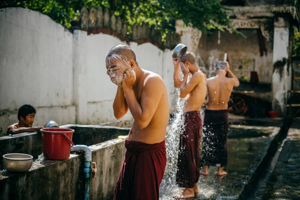 Monjes budistas lavándose en el baño — Foto de Stock