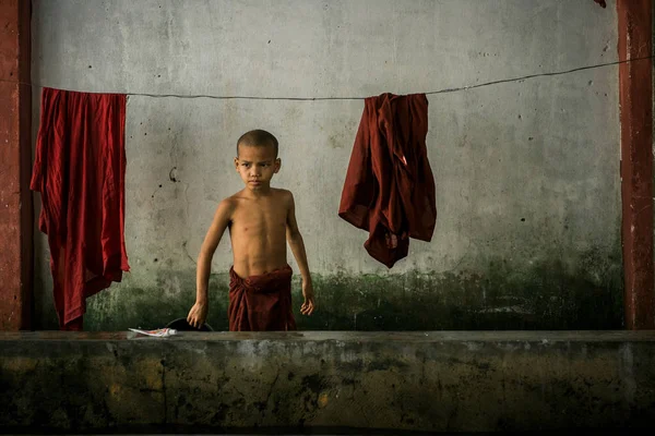 Kleiner buddhistischer Mönch nach der Dusche — Stockfoto