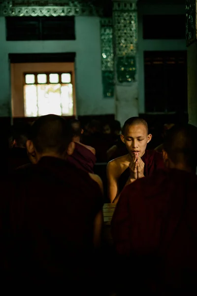 Monjes budistas sentados y rezando — Foto de Stock