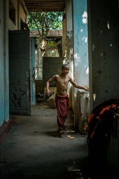 Lilla buddhistmunk efter dusch — Stockfoto