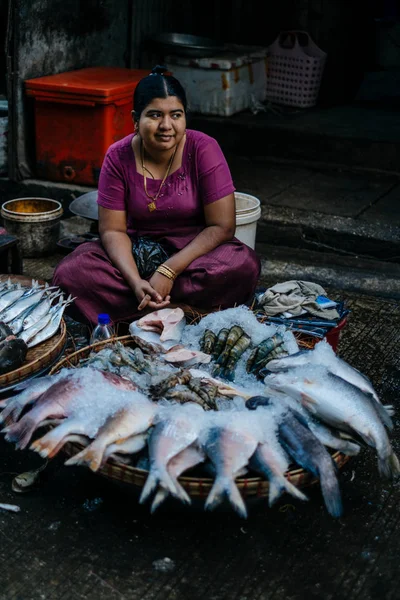 Semt pazarı, Balık satan kadın — Stok fotoğraf