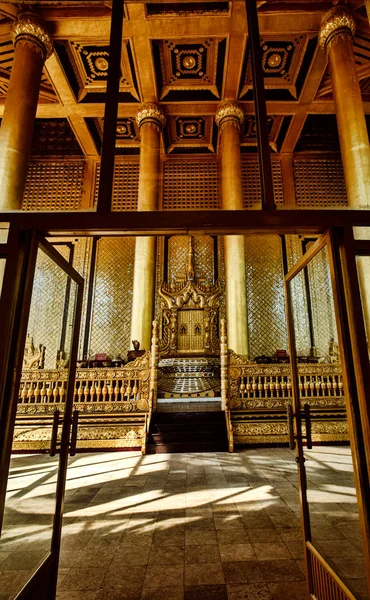 Observing view of temple interior — Stock Photo, Image