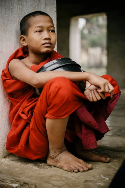 Piccolo monaco seduto con ciotola di metallo — Foto Stock