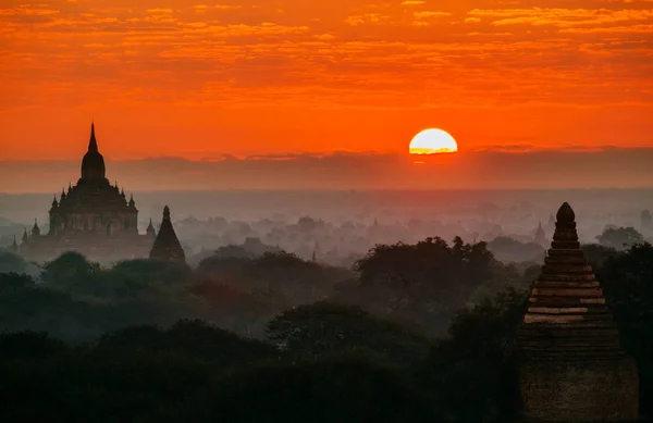 Gün batımında ormandaki antik tapınak kompleksi