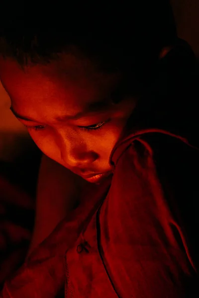 Volto di monaco illuminato con fuoco di candela — Foto Stock