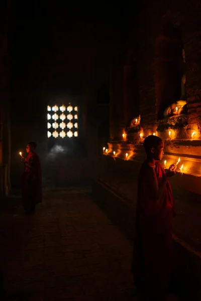 촛불으로 기도 작은 불교 승려 — 스톡 사진