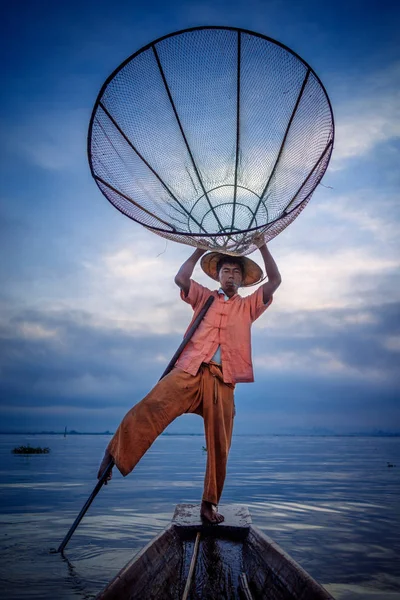 Uomo in barca con cono — Foto Stock