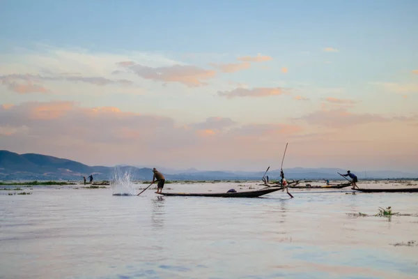 Uomini su barche che lavorano nel fiume — Foto Stock