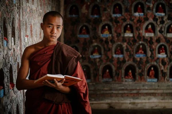 Monje budista de pie con libro abierto — Foto de Stock