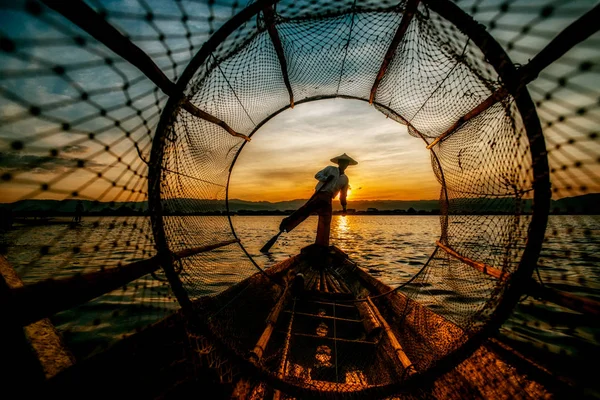 Uomo in barca al tramonto — Foto Stock