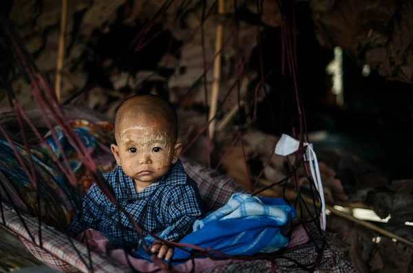 Bebek yüz boya oturan