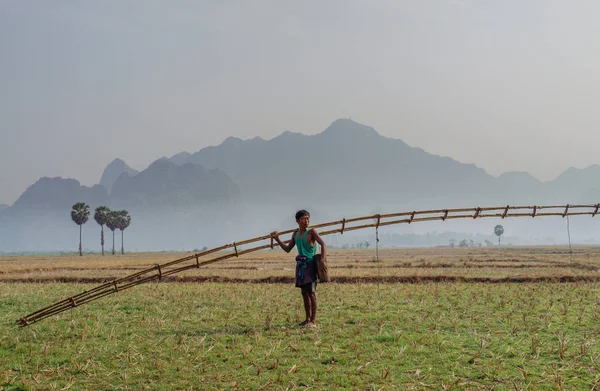 Hombre con herramienta de madera en el campo — Foto de Stock