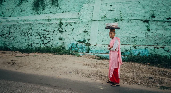 Vassoio di trasporto monaco femminile sulla testa — Foto Stock